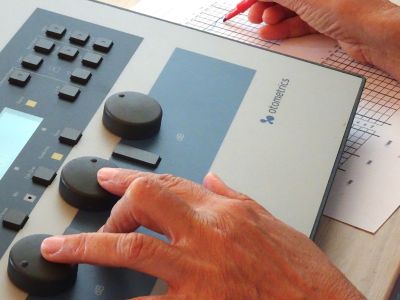 Machine utilisée lors du bilan Tomatis de l’écoute et de la voix (audio-psycho-phonologique), illustrant la passation des tests et l’analyse des courbes d’écoute dans les accompagnements proposés par Sylvie Petitjean.
