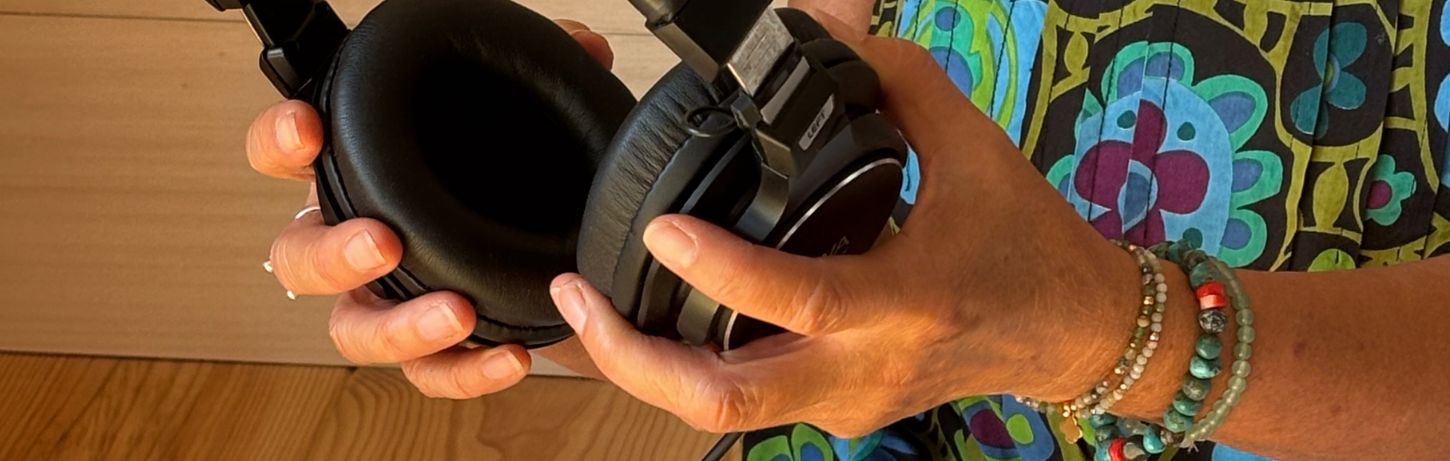 Casque utilisé pour écouter la musique thérapeutique, illustrant l’article de blog « Entretenir et développer les bénéfices de la méthode Tomatis » de Sylvie Petitjean.