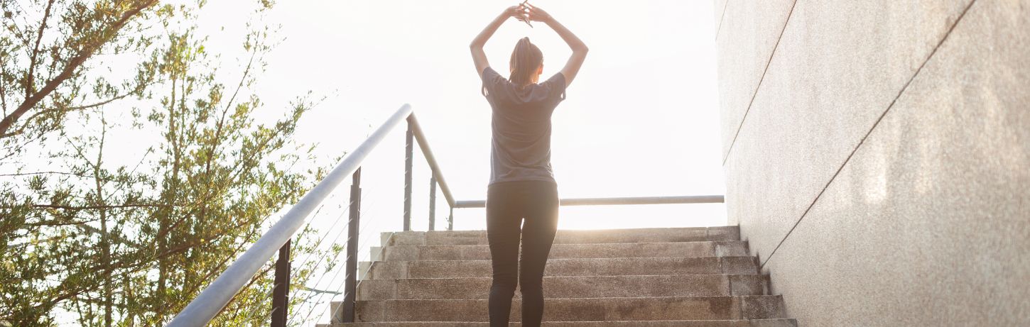 Femme pleine de vitalité illustrant l’article de blog « Méthode Tomatis et développement personnel » et les bénéfices de la méthode sur l’énergie et l’épanouissement.