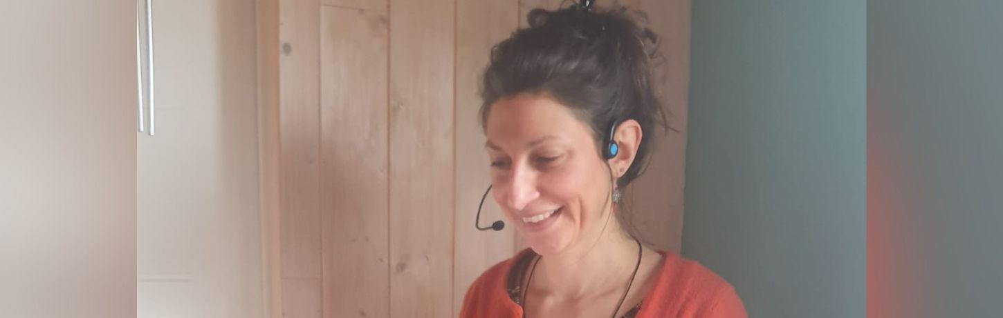 Personne portant un casque à conduction osseuse et un micro pendant un coaching, illustrant l’article « Apprendre à s’affirmer avec la méthode Tomatis » de Sylvie Petitjean.