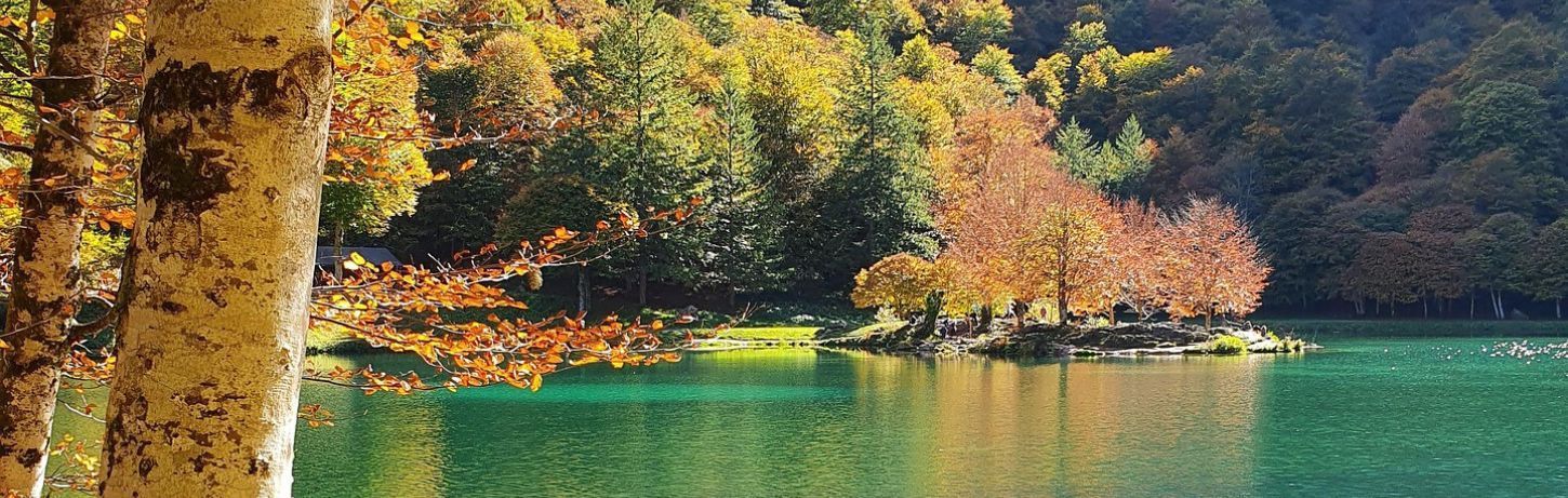 Photo d’un lac en Ariège, illustrant l’article de blog « Méthode Tomatis en Ariège » de Sylvie Petitjean.