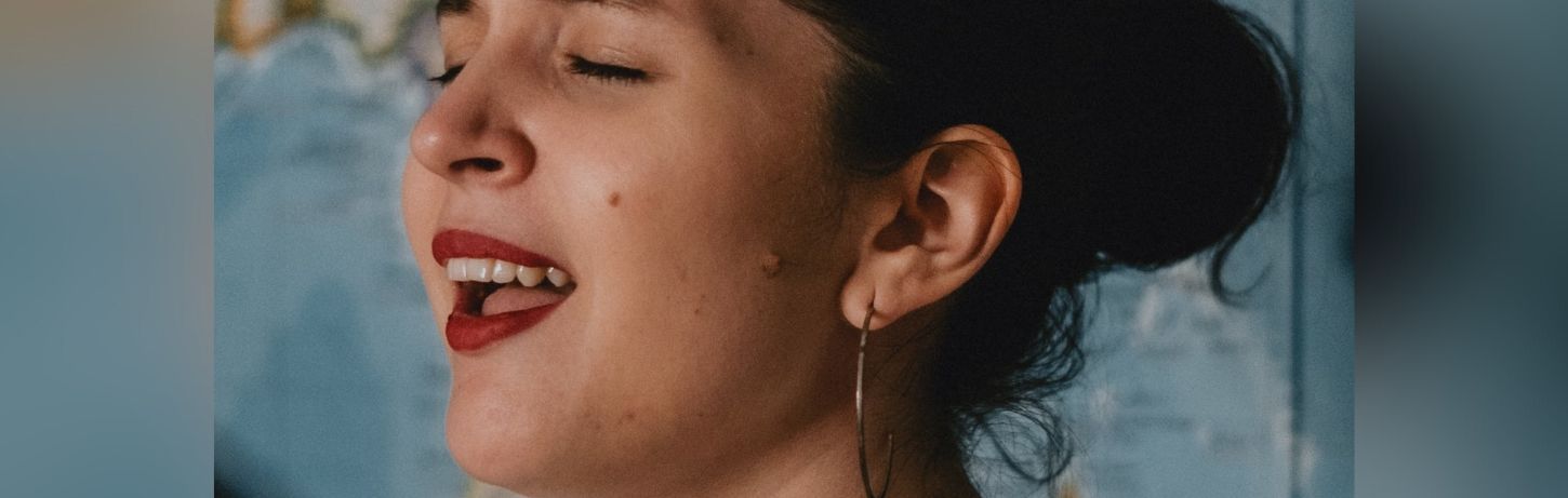 Femme en train de chanter, illustrant l’article de blog « Le chant et la méthode Tomatis »