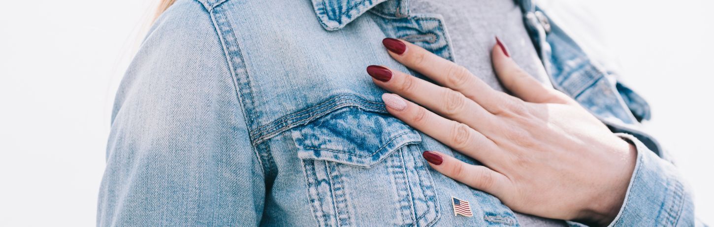 Femme posant sa main sur son cœur, illustrant l’article de blog « Développer l’écoute pour accéder aux richesses intérieures » de Sylvie Petitjean.