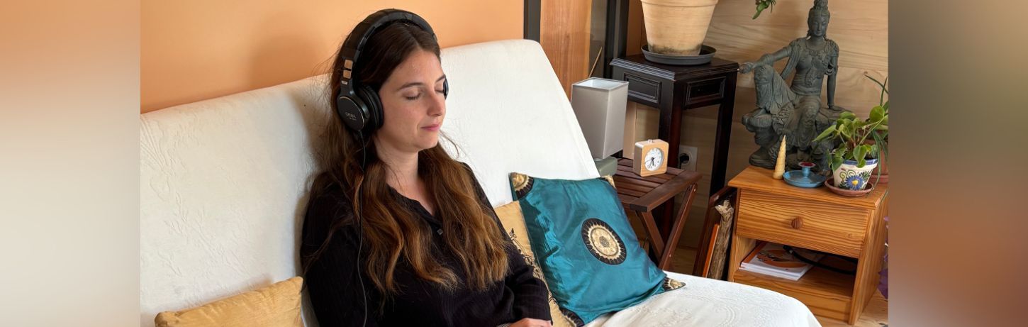 Photo montrant une personne en séance de coaching de l’écoute, illustrant l’article « Comment la méthode Tomatis crée du nouveau » de Sylvie Petitjean