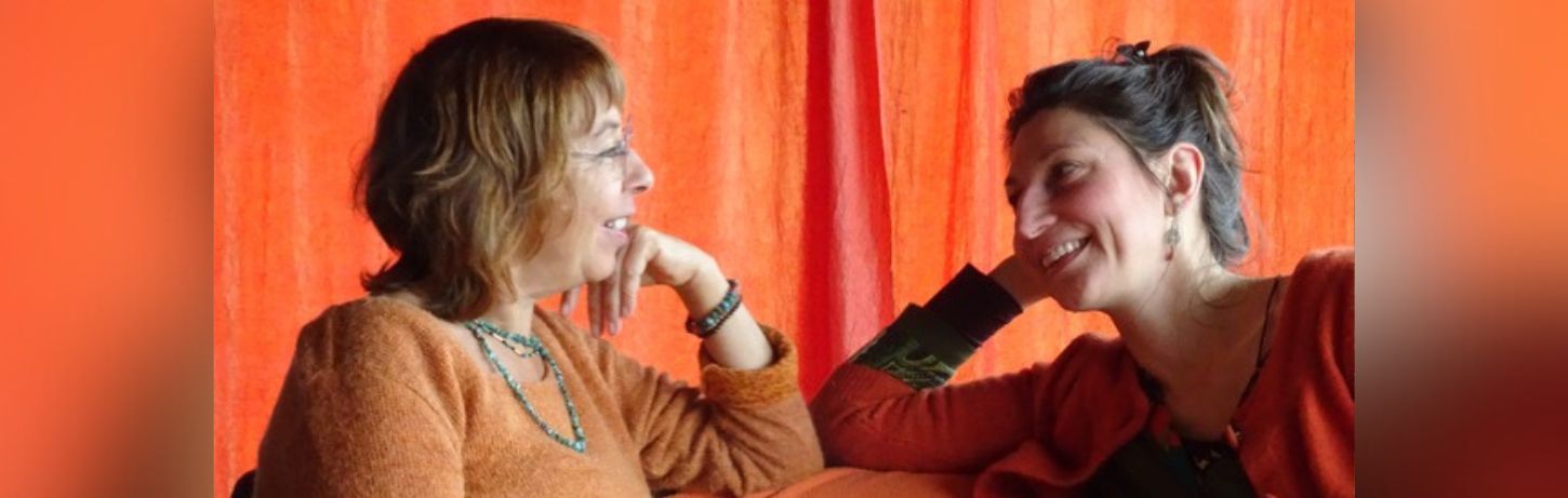 Conversation bienveillante entre deux personnes, illustrant l’article de blog « Communication NonViolente et méthode Tomatis » de Sylvie Petitjean.