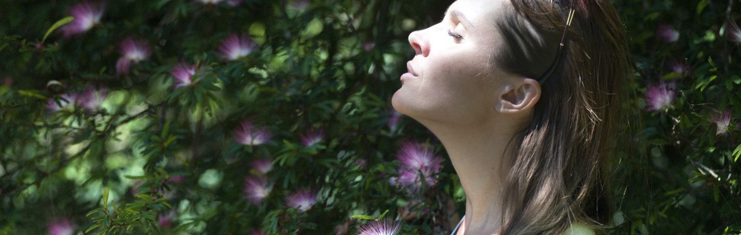 Femme dans la nature, illustrant l’article de blog « La puissance de l’écoute : interview » de Sylvie Petitjean